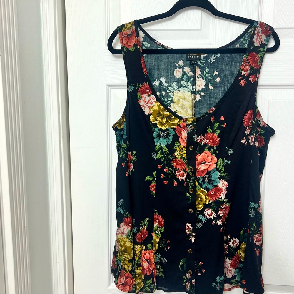 Torrid Floral Tank Top Button detail